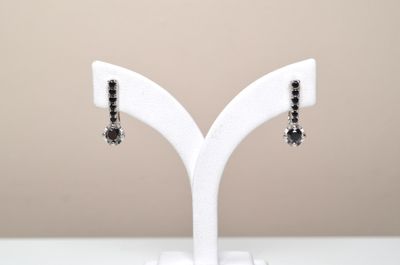 Une paire de boucles d'oreilles en argent serti de 1,16 cts …