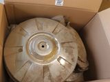 une boîte en carton contenant un objet métallique