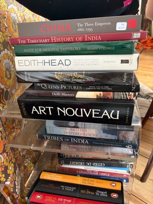 plusieurs livres empilés sur une table