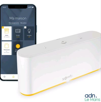 une image représentant un appareil connecté, avec un smartphone à côté