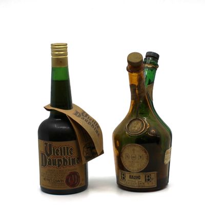 deux bouteilles d'alcool posées l'une à côté de l'autre sur une table