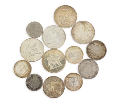 beaucoup de pièces disposées en cercle