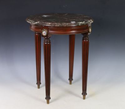 une petite table avec un plateau en marbre et des pieds en bois