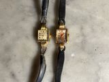 paire de montres-bracelets vintage avec bracelet en cuir et boîtier plaqué or