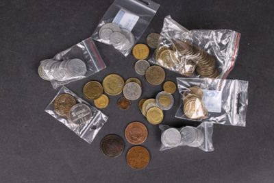 beaucoup de pièces dans le sac posé sur la table