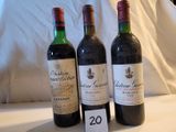 trois bouteilles de vin posées l'une à côté de l'autre sur une table