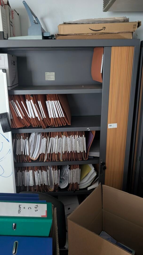 Dans le grand bureau central :