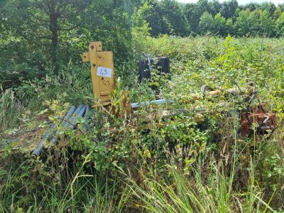 une borne d'incendie jaune au milieu d'un champ