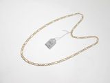 chaîne plaquée or avec un pendentif, sur fond blanc