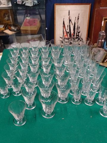 Partie de service de verre en verre : 25 flûtes, 9 verres à eau, ...