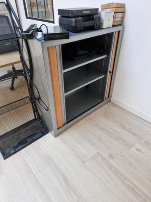 un micro-ondes et un four à micro-ondes dans un coin de la pièce