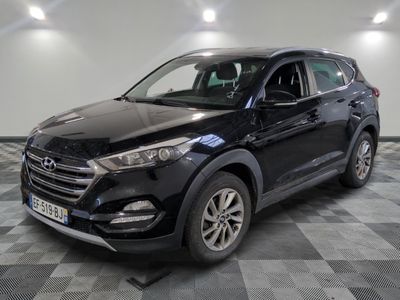 le 4x4 noir est garé dans le garage sur un sol en damier