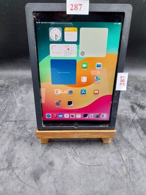 une image représentant une tablette posée sur un support en bois