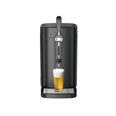 un distributeur de bière devant lequel se trouve un verre de bière