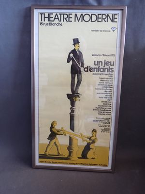 une photo d'une affiche de cinéma accrochée à un mur
