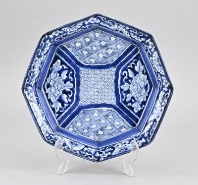 une assiette bleue et blanche ornée d'un motif floral