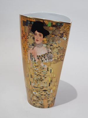 un vase avec la photo d'une femme dessus