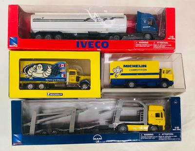 trois types différents de camions miniatures dans la boîte