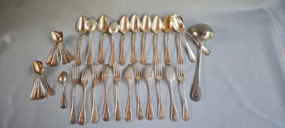 beaucoup de cuillères en argent et de cuillères à soupe sur une table