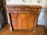 une armoire en bois posée sur un parquet