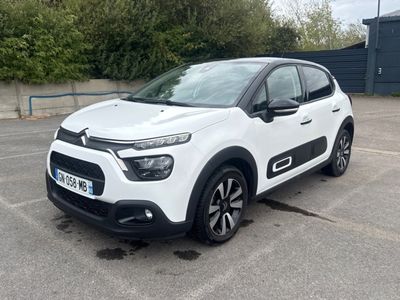 La Citroën blanche est garée sur un parking