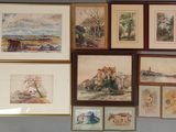 de nombreux tableaux accrochés au mur de la pièce