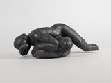 une photo d'une sculpture représentant un homme allongé sur le dos