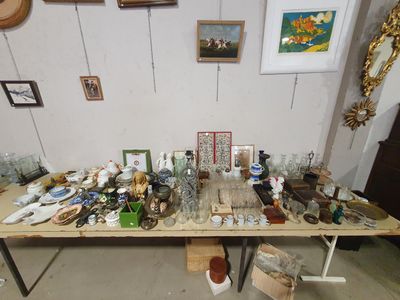 une table sur laquelle se trouvent de nombreux objets