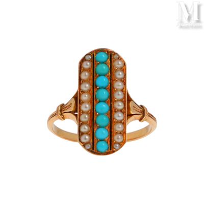 un gros plan d'une bague ornée de perles et de pierres de turquoise