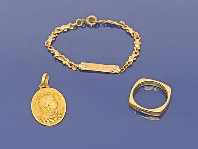 deux bijoux en or, dont une pièce de monnaie, une bague et un bracelet