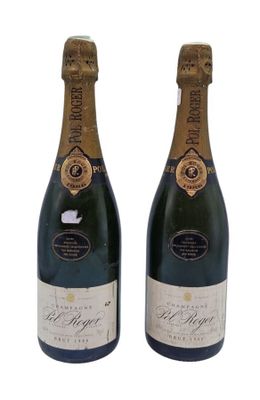 deux bouteilles de champagne posées l'une à côté de l'autre sur une surface blanche