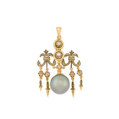 une photo d'un pendentif en or orné d'une perle et de diamants