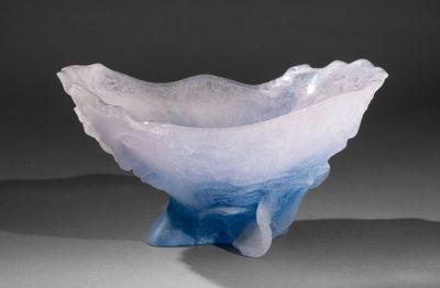 un bol bleu et blanc posé sur une table