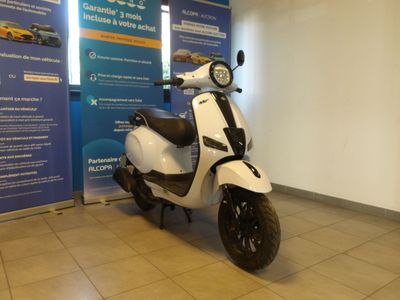 un scooter garé devant un mur