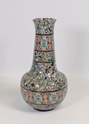 un vase posé sur une surface blanche