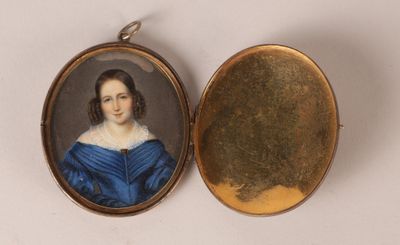 Une vieille photo d'une femme en robe bleue est exposée dans un Locke