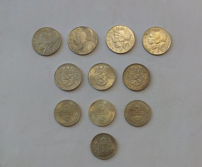 a lot of coins that are on the table