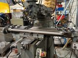une machine qui se trouve à l'intérieur d'un bâtiment