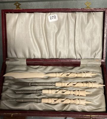 un étui contenant quatre types de stylos différents