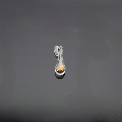 Le reflet d'un bateau dans l'eau reflète le ciel.