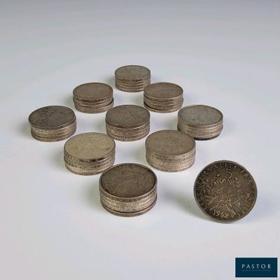 un tas de pièces posé sur une table à côté d'une pièce