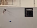 une photo d'une salle de bains avec des toilettes et un lavabo