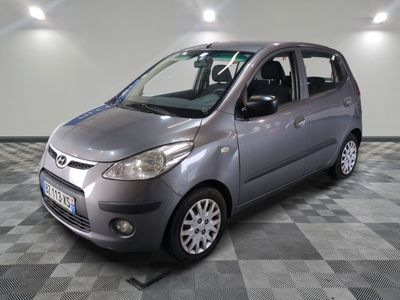 la photo d'une voiture argentée garée dans un garage