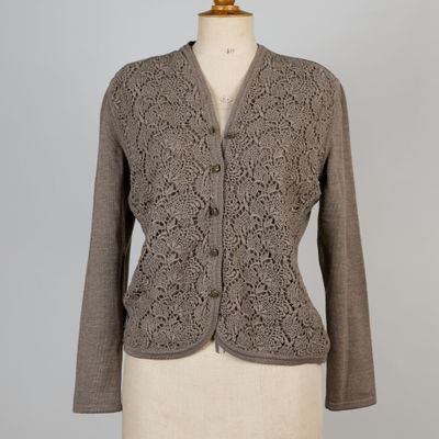 un gilet pour femme orné d'un motif en dentelle sur le devant