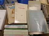 plusieurs livres sont empilés sur une table