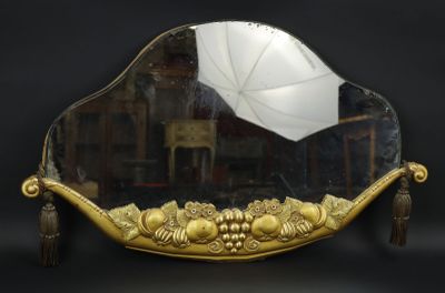 un miroir avec un cadre doré et un parapluie blanc