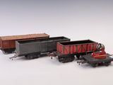 un petit train qui se trouve à côté d'un autre petit train