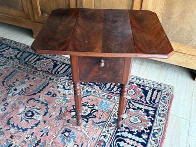 une petite table en bois surmontée d'un tiroir