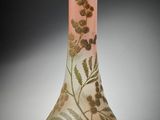 un vase en verre orné de fleurs, posé sur une table
