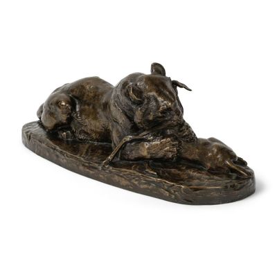 statue en bronze représentant un chien allongé sur une planche de surf, sur fond blanc